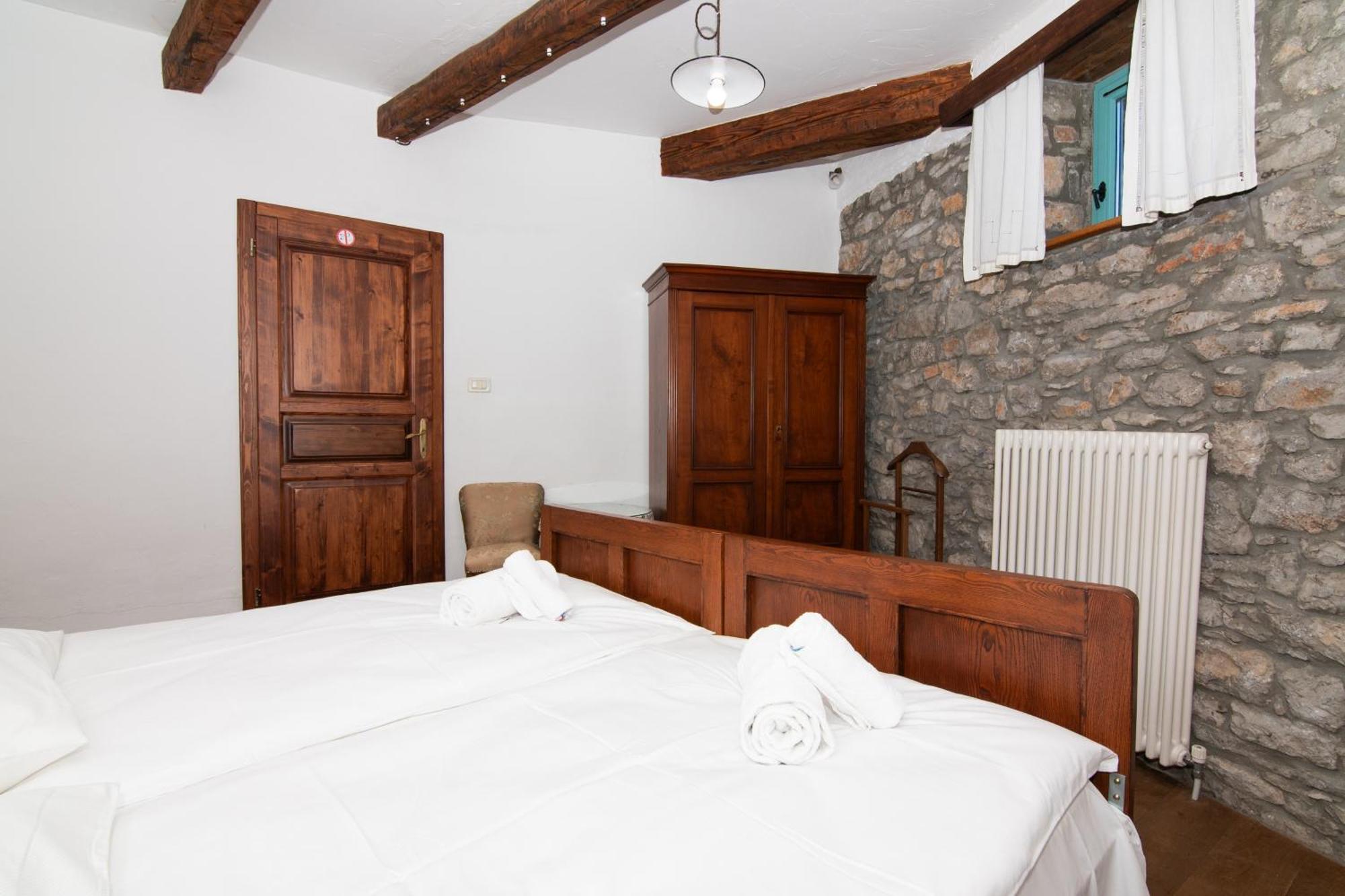 Apartments Valentinus 1800 Sezana Exterior photo